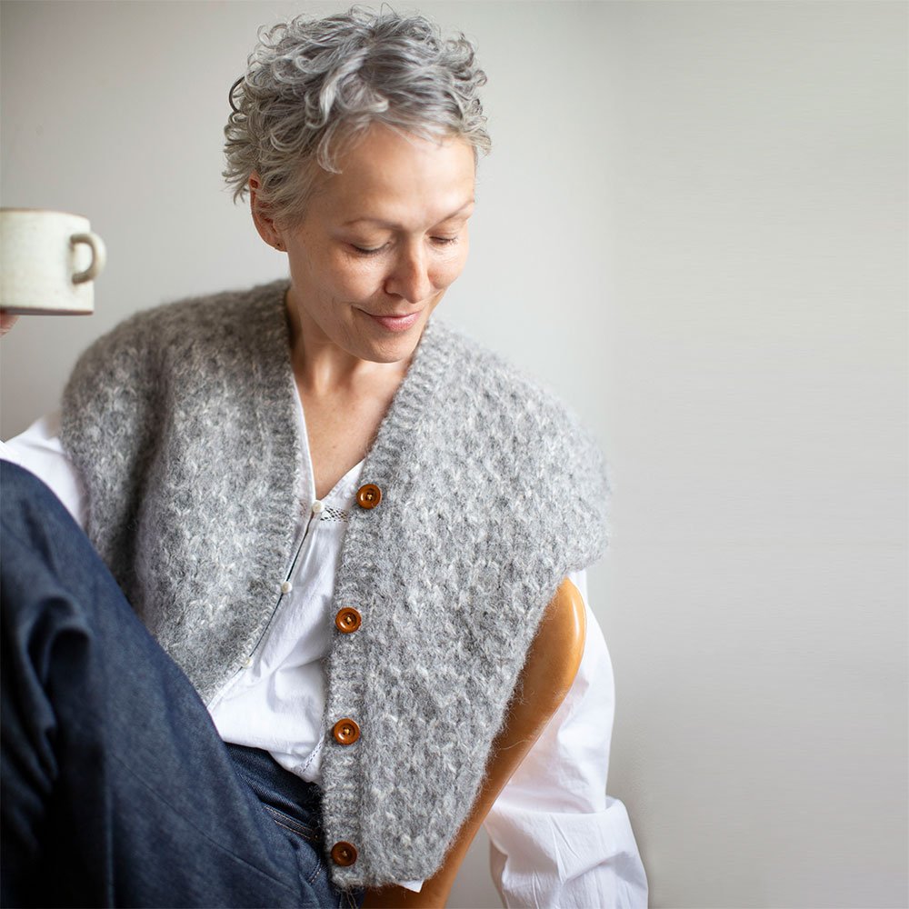 LEANDER CARDI VEST - English knitting pattern by Anne Ventzel