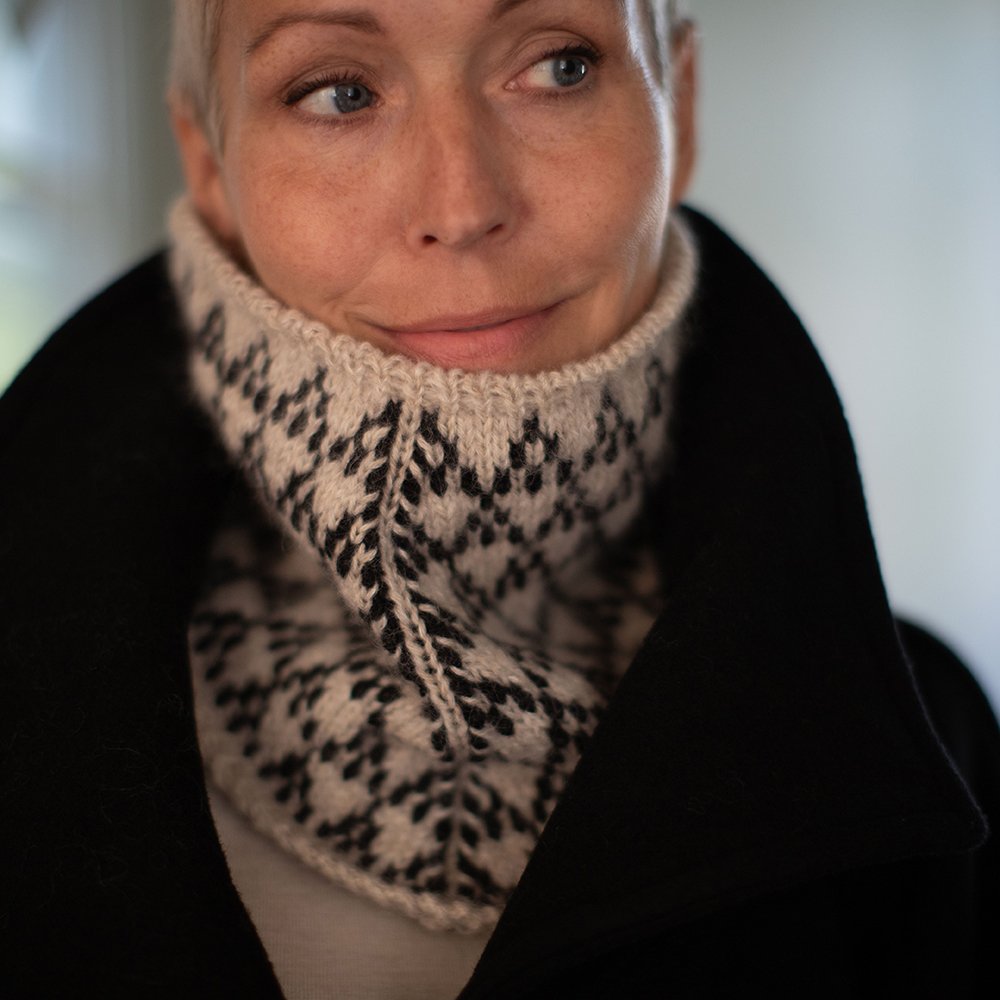 SPOTTY NECK WARMER English knitting pattern by Anne Ventzel